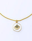 Collar de Concha Dorada con Fondo Blanco