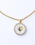 Collar de Corazón Dorado con Fondo Blanco