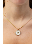 Collar de Corazón Dorado con Fondo Blanco