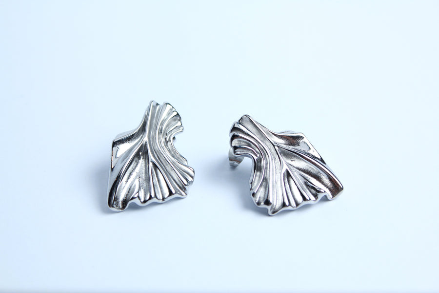 Arete irregular plisado plateado