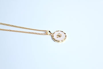 Collar abeja fondo blanco
