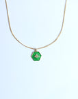 Collar abeja fondo verde