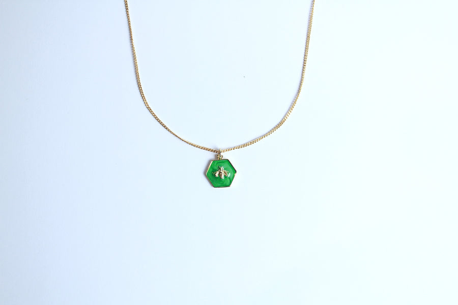Collar abeja fondo verde