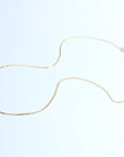 Collar abeja fondo verde