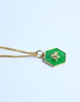 Collar abeja fondo verde