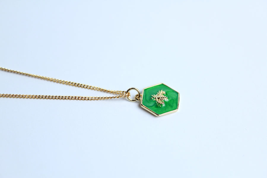 Collar abeja fondo verde