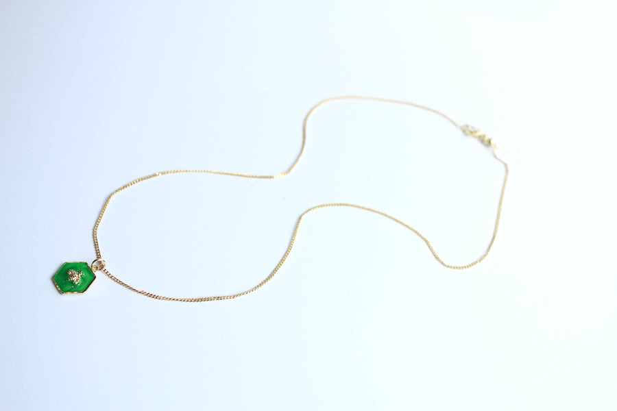 Collar abeja fondo verde