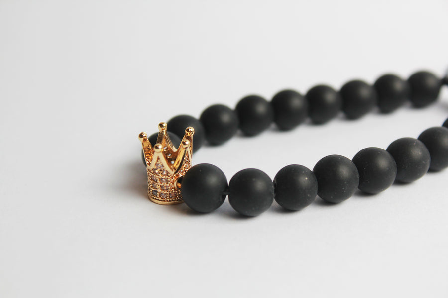 Pulsera Hombre Cuentas Negras con Corona Dorada