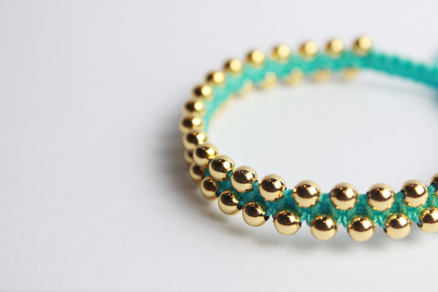 Pulsera Hilo Azul con Cuentas Doradas