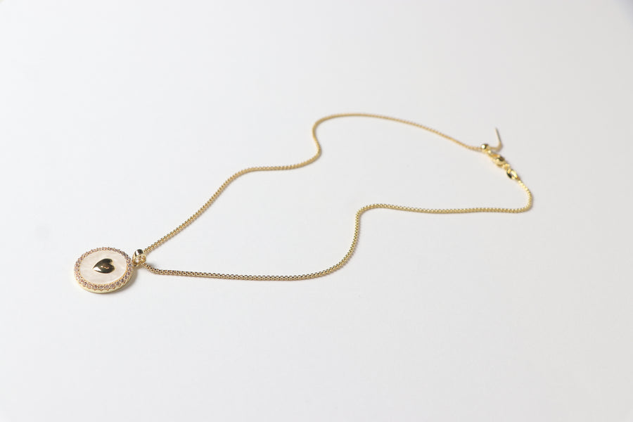 Collar de Corazón Dorado con Fondo Blanco