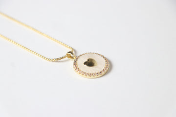 Collar de Corazón Dorado con Fondo Blanco