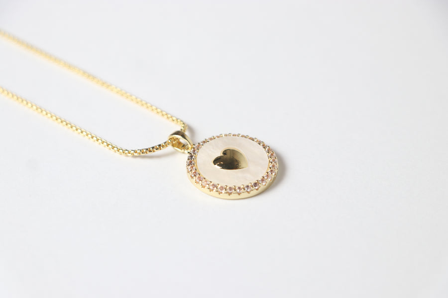 Collar de Corazón Dorado con Fondo Blanco
