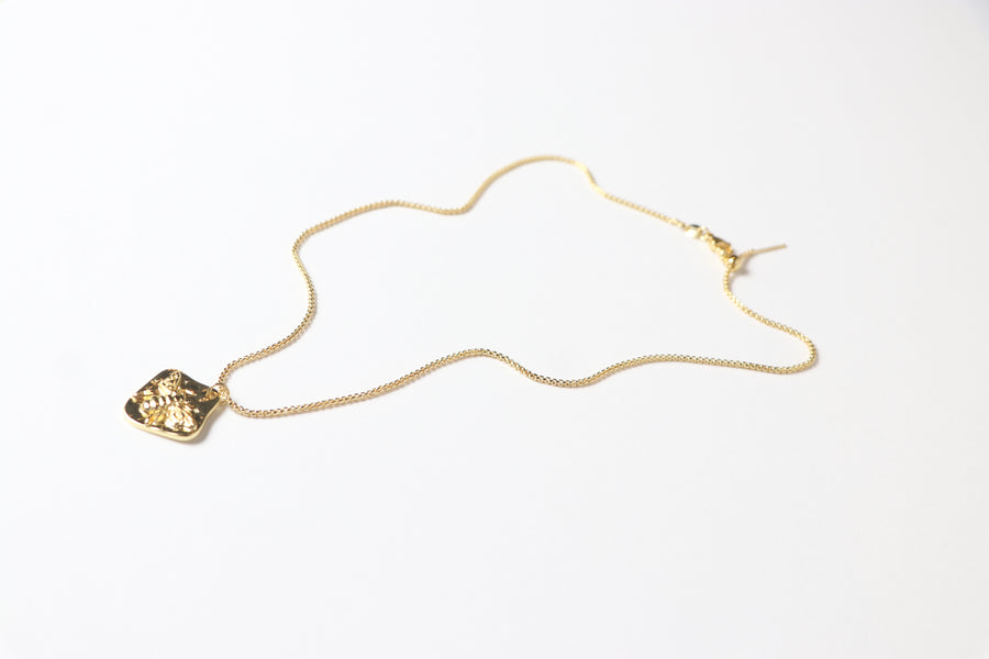 Collar de Abeja Dorada Encapsulada