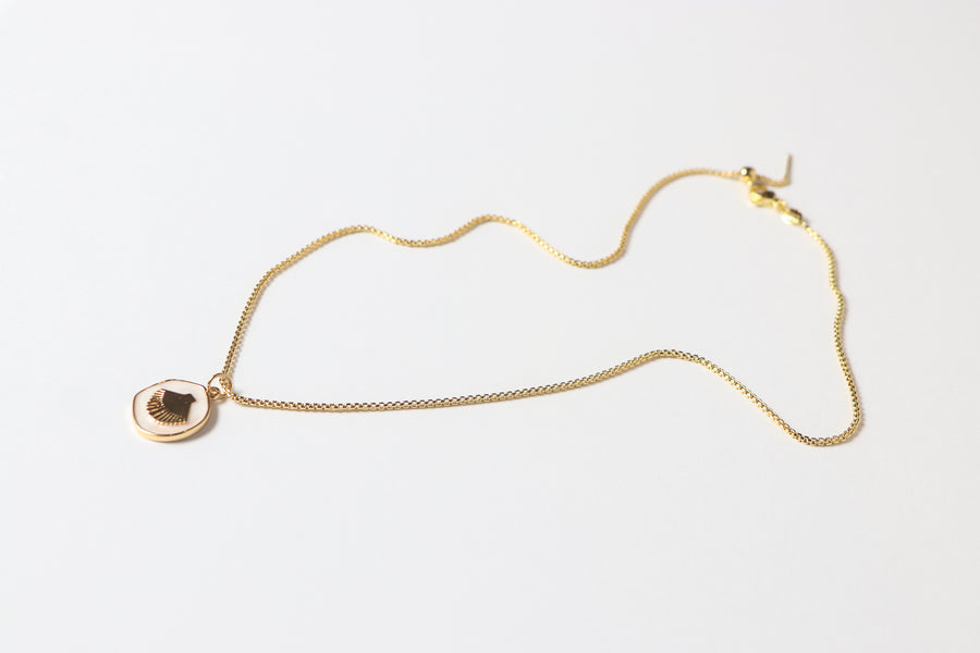 Collar de Concha Dorada con Fondo Blanco