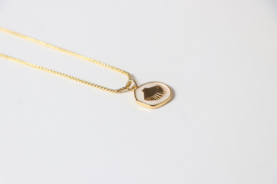 Collar de Concha Dorada con Fondo Blanco