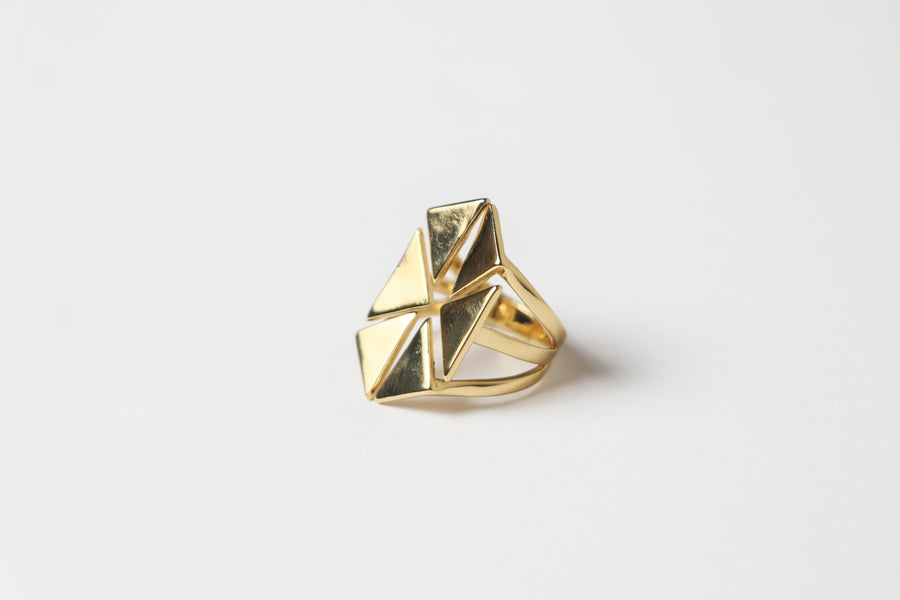 Anillo Dorado Hexagonal con Triangulos