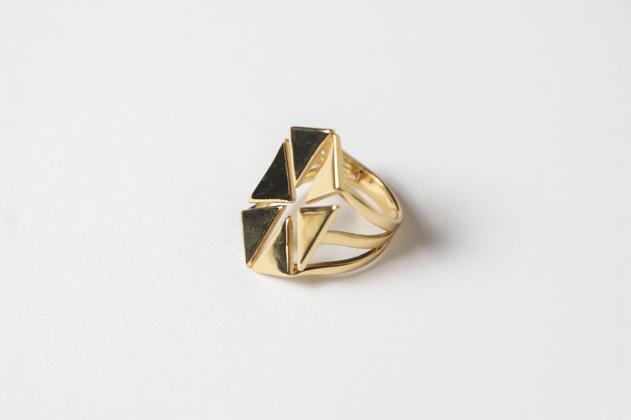 Anillo Dorado Hexagonal con Triangulos