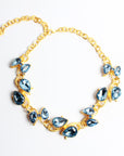 Collar dorado con cristales azul cobalto