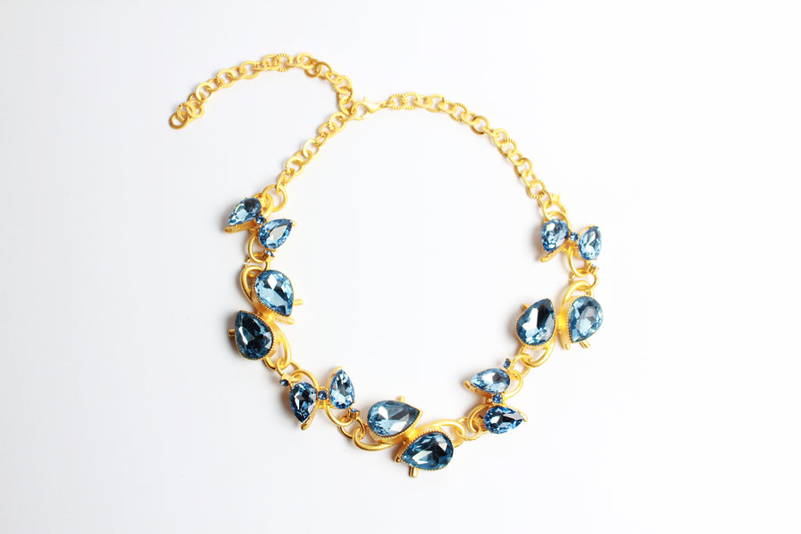 Collar dorado con cristales azul cobalto