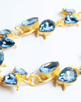 Collar dorado con cristales azul cobalto