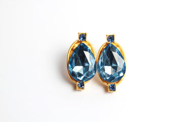 Aretes dorados con cristal azul cobalto