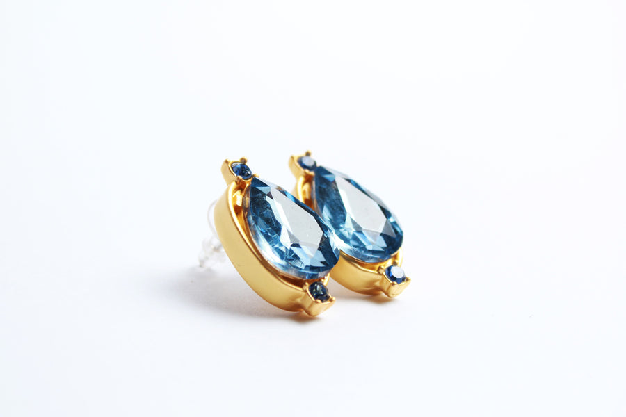 Aretes dorados con cristal azul cobalto