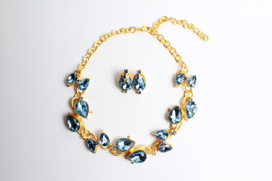 Collar dorado con cristales azul cobalto