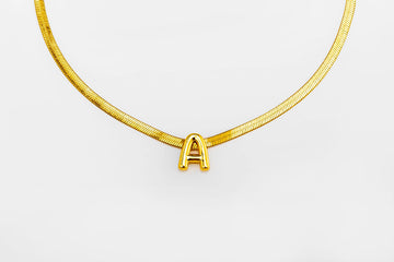 Collar inicial doradas con collar plano