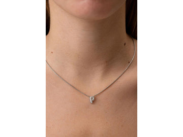 Collar inicial plateada con zirconias