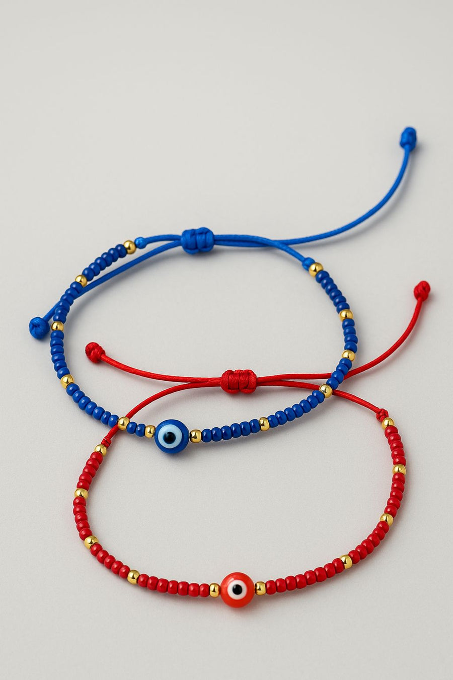 Pulsera de hilo ojo turco con cuentas doradas